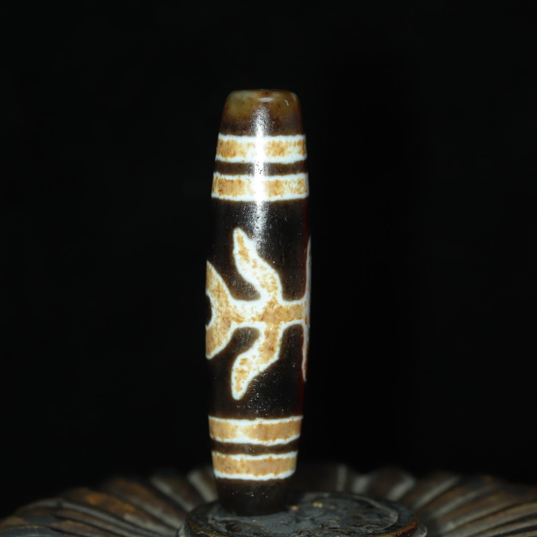 An Exquisite Dzi Bead Pendant: An Exquisite Dzi Bead Pendant，Size：58mmx14mm，Weight：19g 天珠挂件