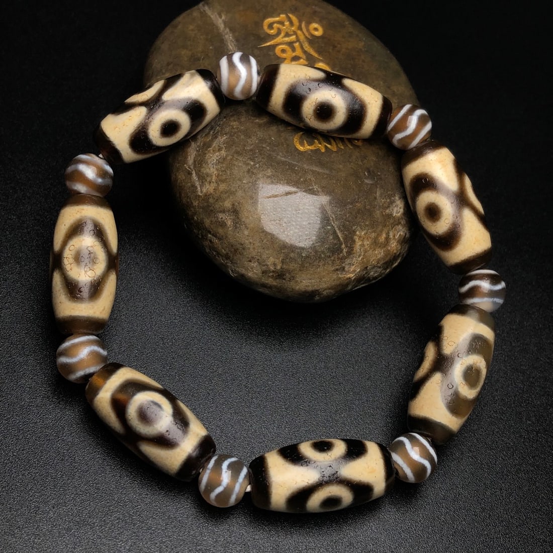 An Exquisite Dzi Bead Bracelets: An Exquisite Dzi Bead Bracelets,Size:24mmx11mm 天珠手串