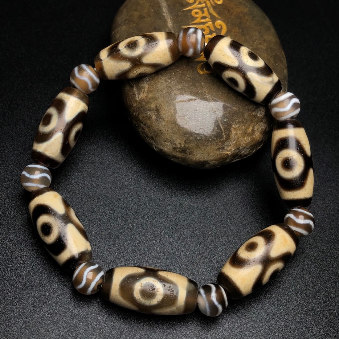 An Exquisite Dzi Bead Bracelets - 3
