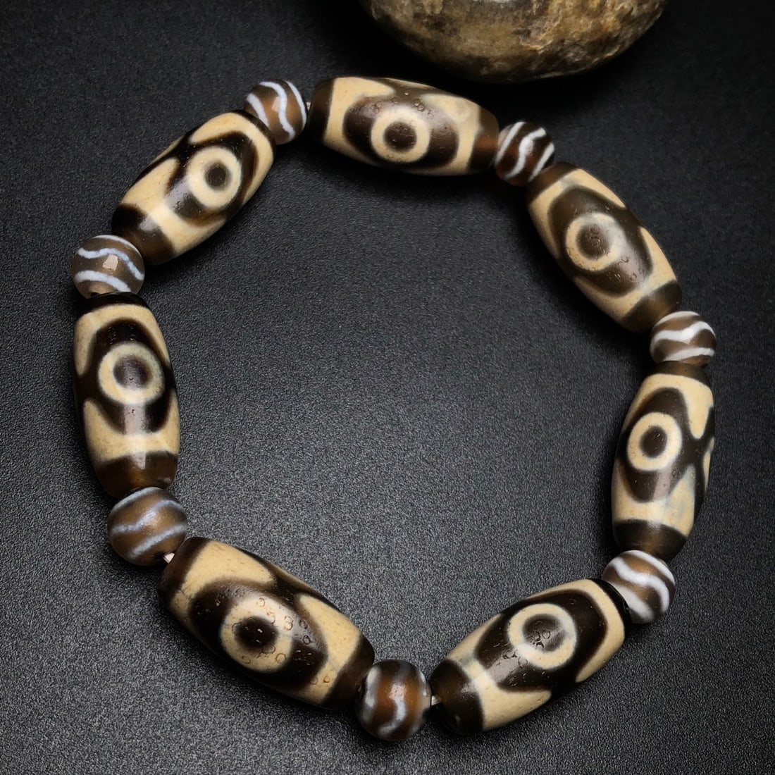 An Exquisite Dzi Bead Bracelets - 4