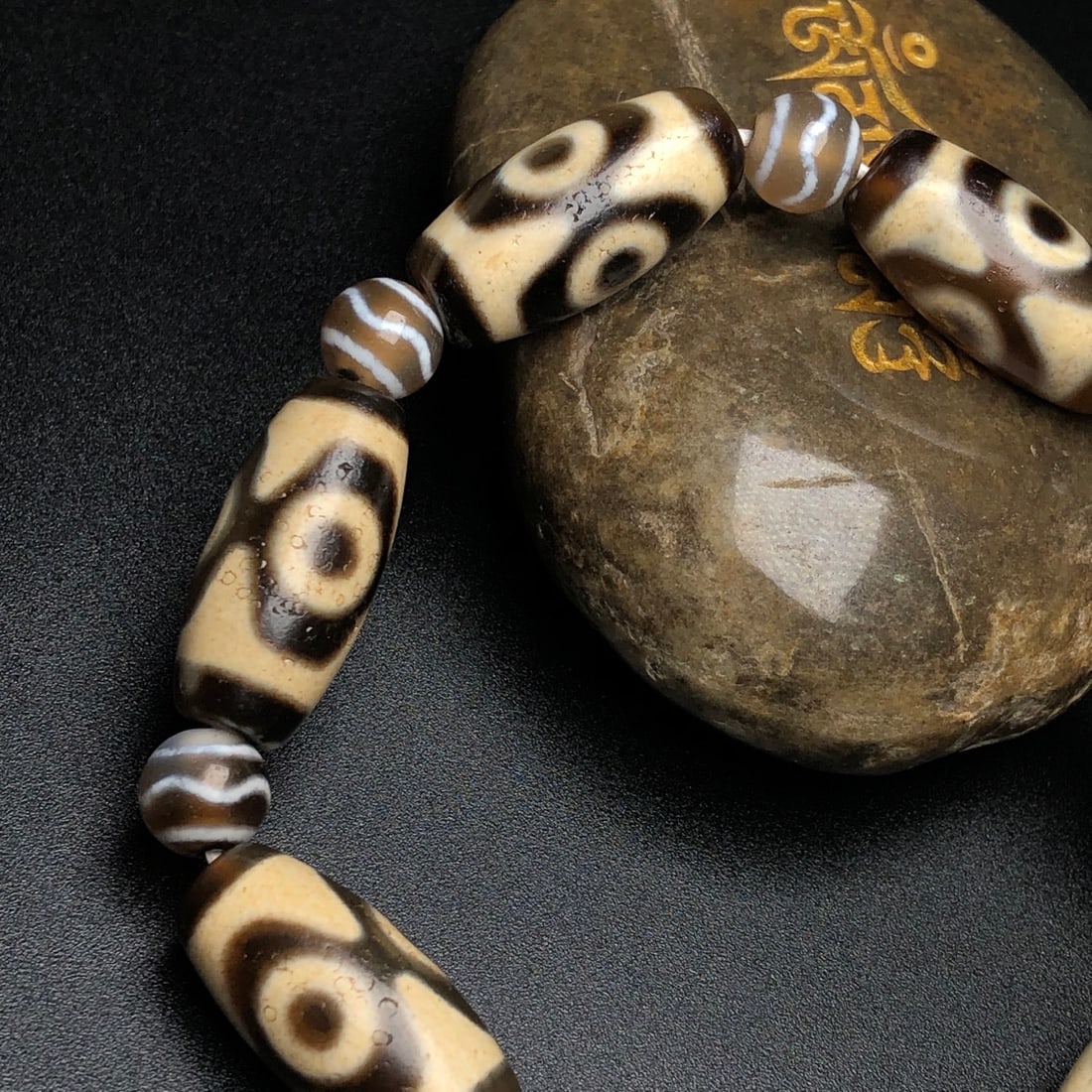 An Exquisite Dzi Bead Bracelets - 7