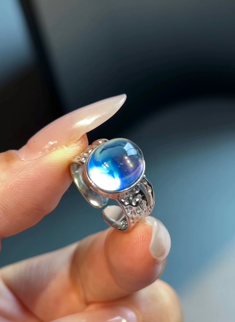 An Exquisite Sterling Silver Inlaid Aquamarine Ring: An Exquisite Sterling Silver Inlaid Aquamarine Ring,Size:12.3mmx12mm,Weight:4.8g 纯银镶海蓝宝戒指