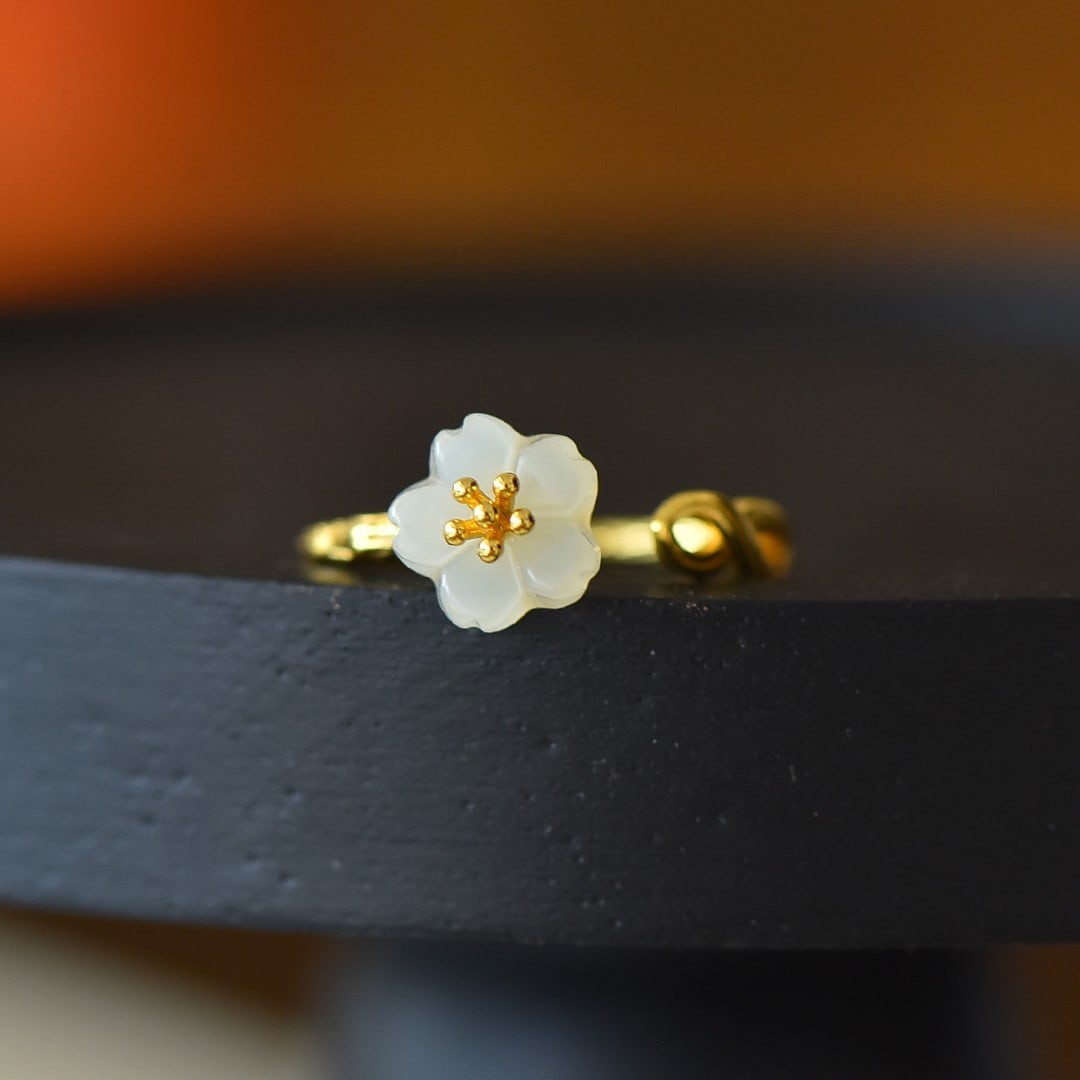 An Exquisite Sterling Silver-Gold Plated Inlaid White Jade Ring: An Exquisite Sterling Silver-Gold Plated Inlaid White Jade Ring,Size:9mmx9mm 纯银镀金镶白玉戒指