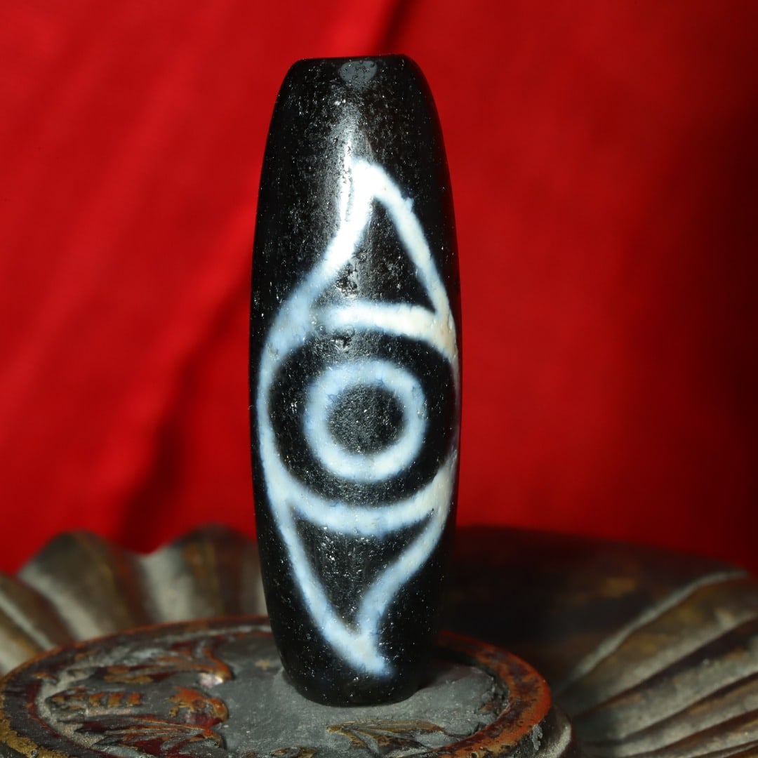 An Exquisite Phoenix Eyes Dzi Bead Pendant: An Exquisite Phoenix Eyes Dzi Bead Pendant，Size：36mmx11mm，Weight：8g 凤眼天珠挂件