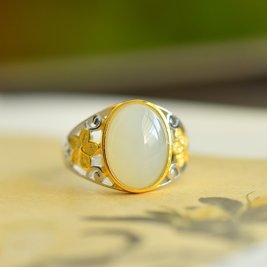 An Exquisite Sterling Silver Inlaid White Jade Ring: An Exquisite Sterling Silver Inlaid White Jade Ring,Size:10mmx14mm 纯银镶白玉戒指