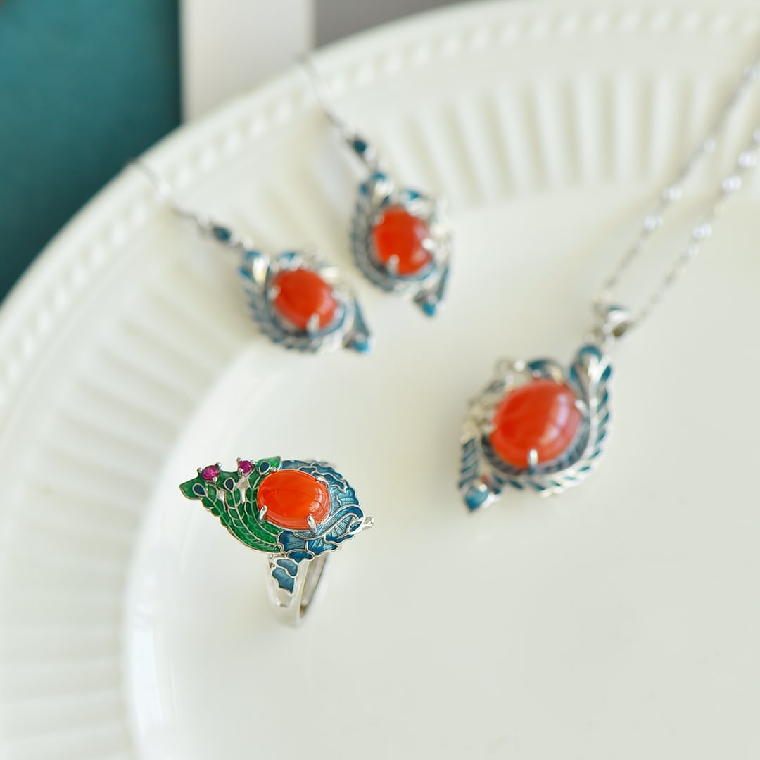 A Set of Fine Sterling Silver Inlaid Agate Jewelrys: A Set of Fine Sterling Silver Inlaid Agate Jewelrys 一套纯银镶玛瑙首饰