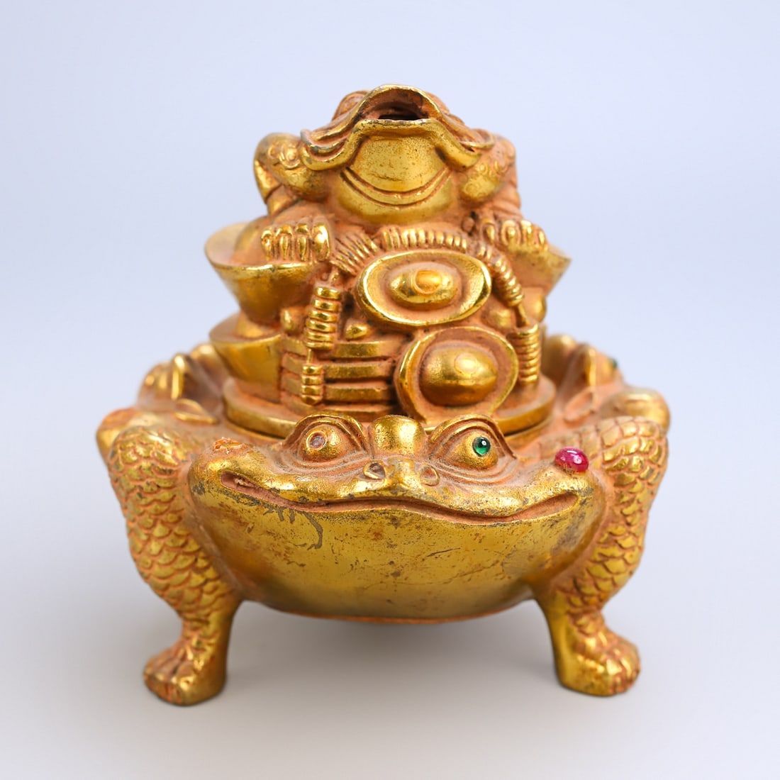An Exquisite Gilt Bronze Golden Toad-Shaped Censer,Inlaid Gems: An Exquisite Gilt Bronze Golden Toad-Shaped Censer,Inlaid Gems,Qing Dynasty,China,Size:5.1inx4.9in,Weight:747g 