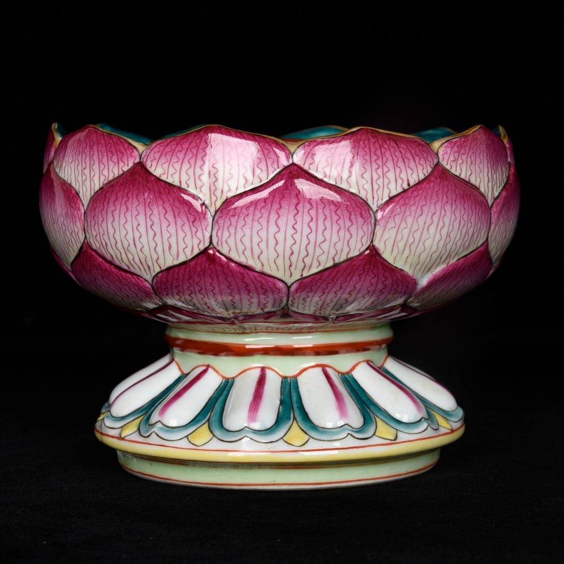 An Exquisite Enamel Lotus Pattern Censer: An Exquisite Enamel Lotus Pattern Censer,Qing Dynasty, China,Yongzheng Four-character Mark,Size:4.1inx5.9in 珐琅彩莲花纹香炉,中国清
