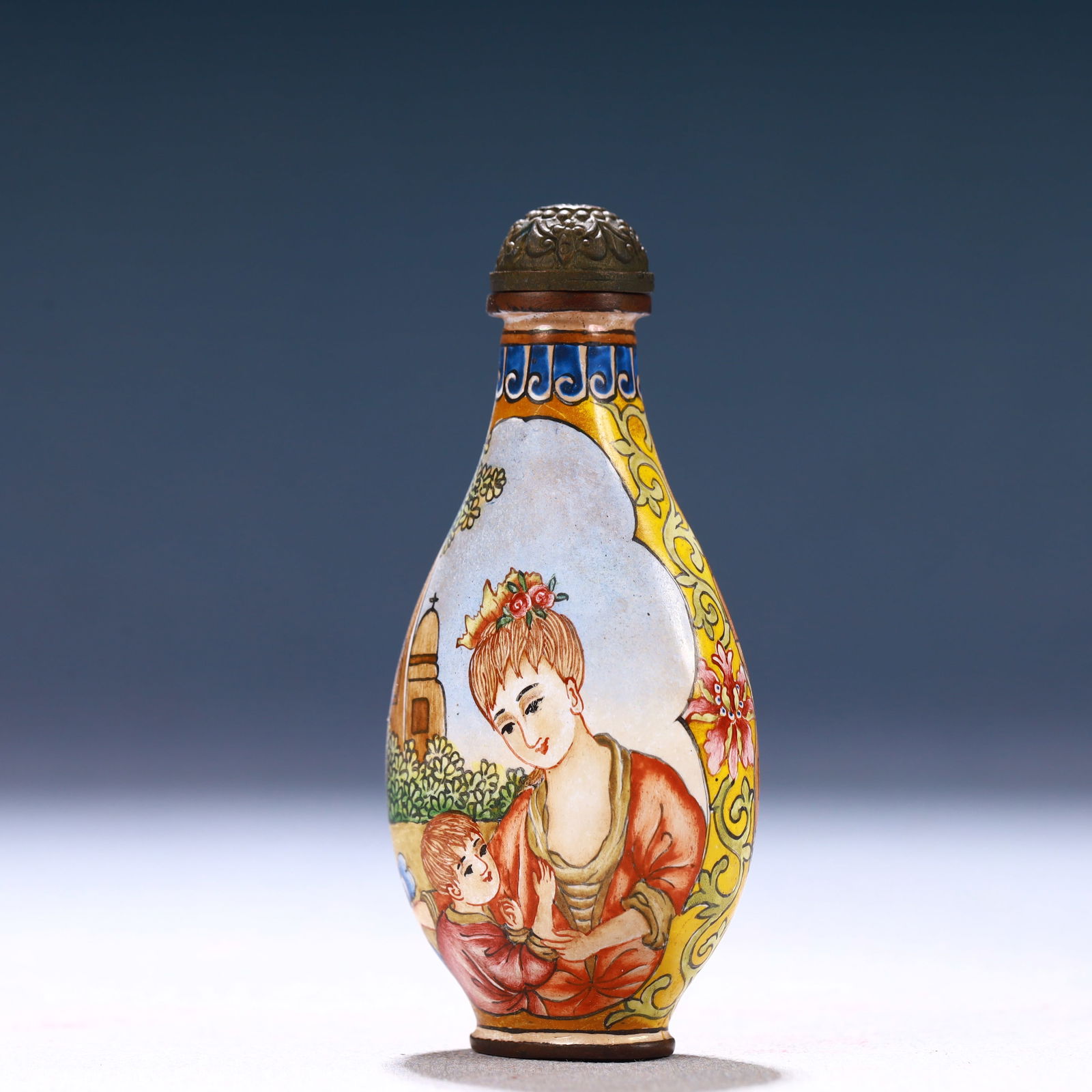 An Exquisite Painted Enamel Figure Pattern Snuff Bottle - 2