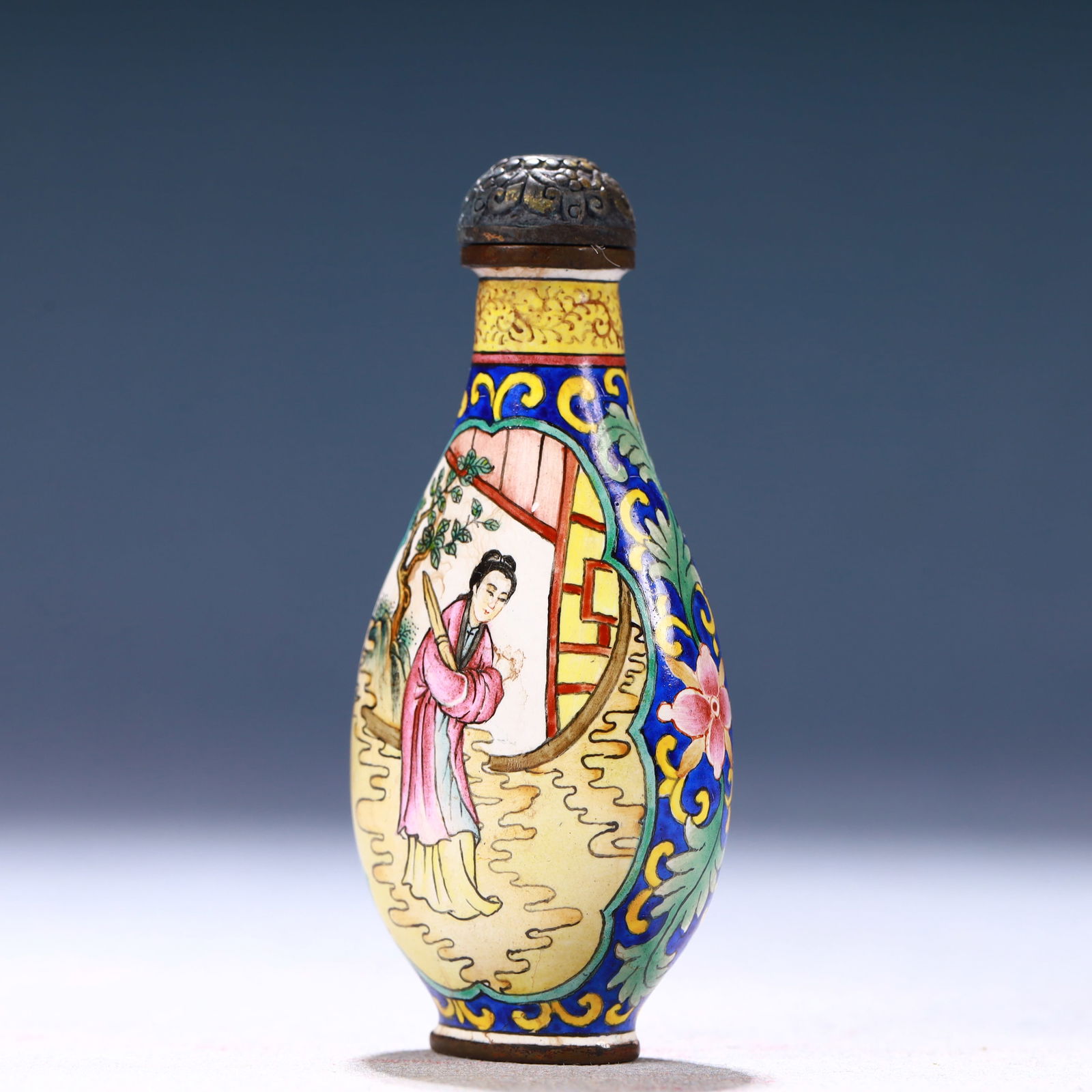 An Exquisite Painted Enamel Figure Pattern Snuff Bottle - 2