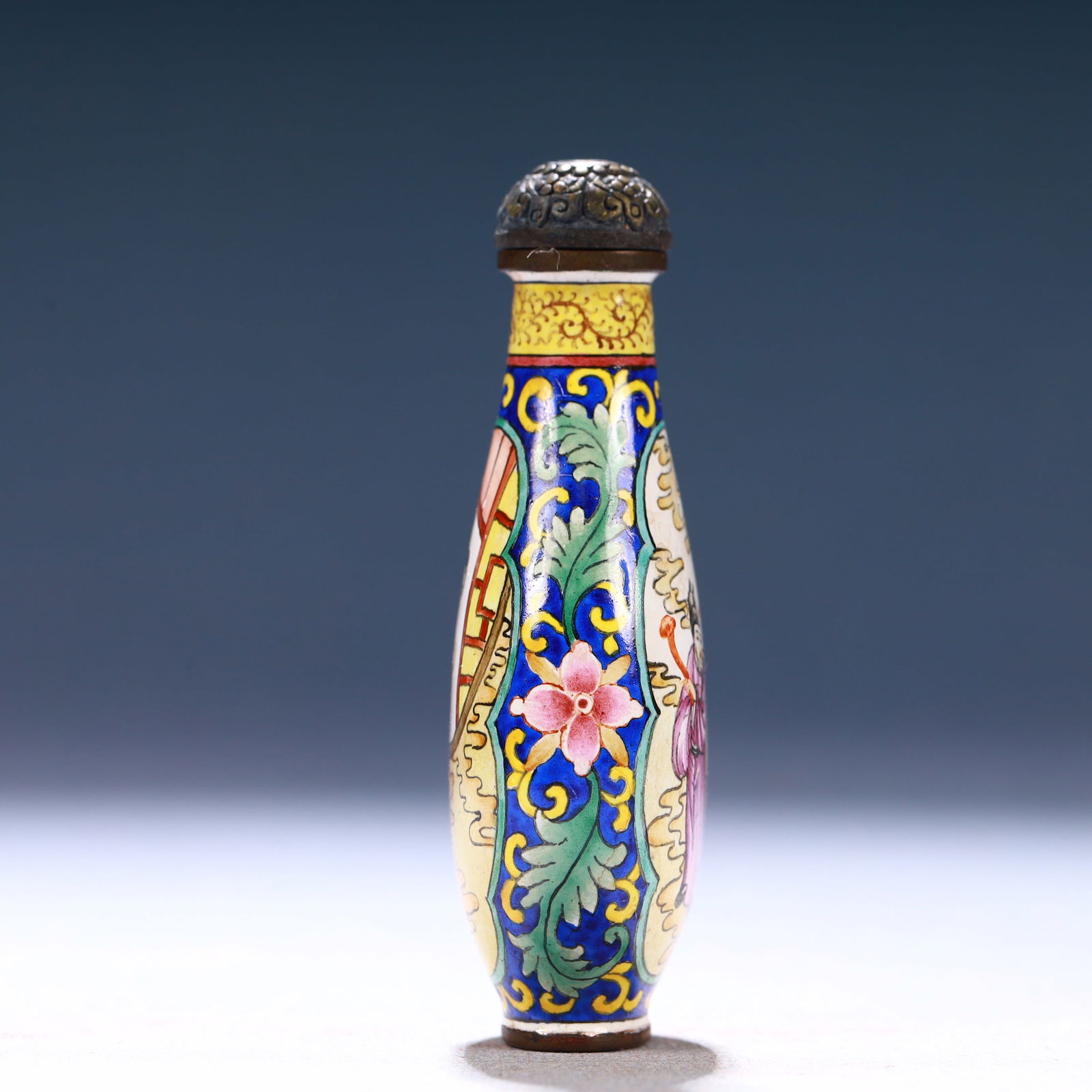 An Exquisite Painted Enamel Figure Pattern Snuff Bottle - 3