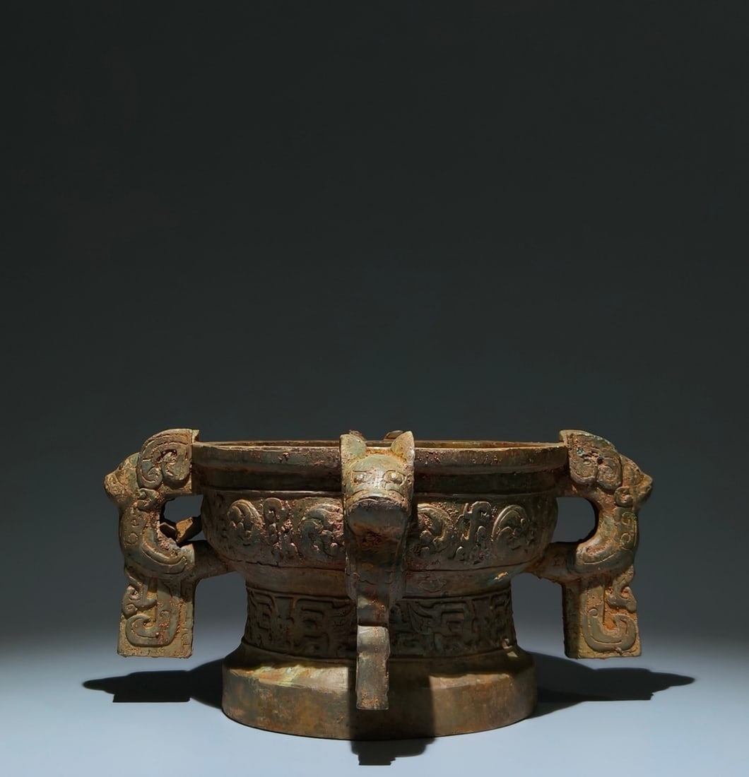 An Archaic Bronze Beast-Face Pattern Food Vessel (1 of 9)