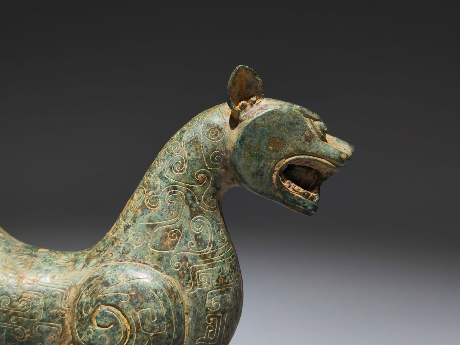 An Archaic Bronze Cloud Pattern Auspicious Beast Ornament - 2