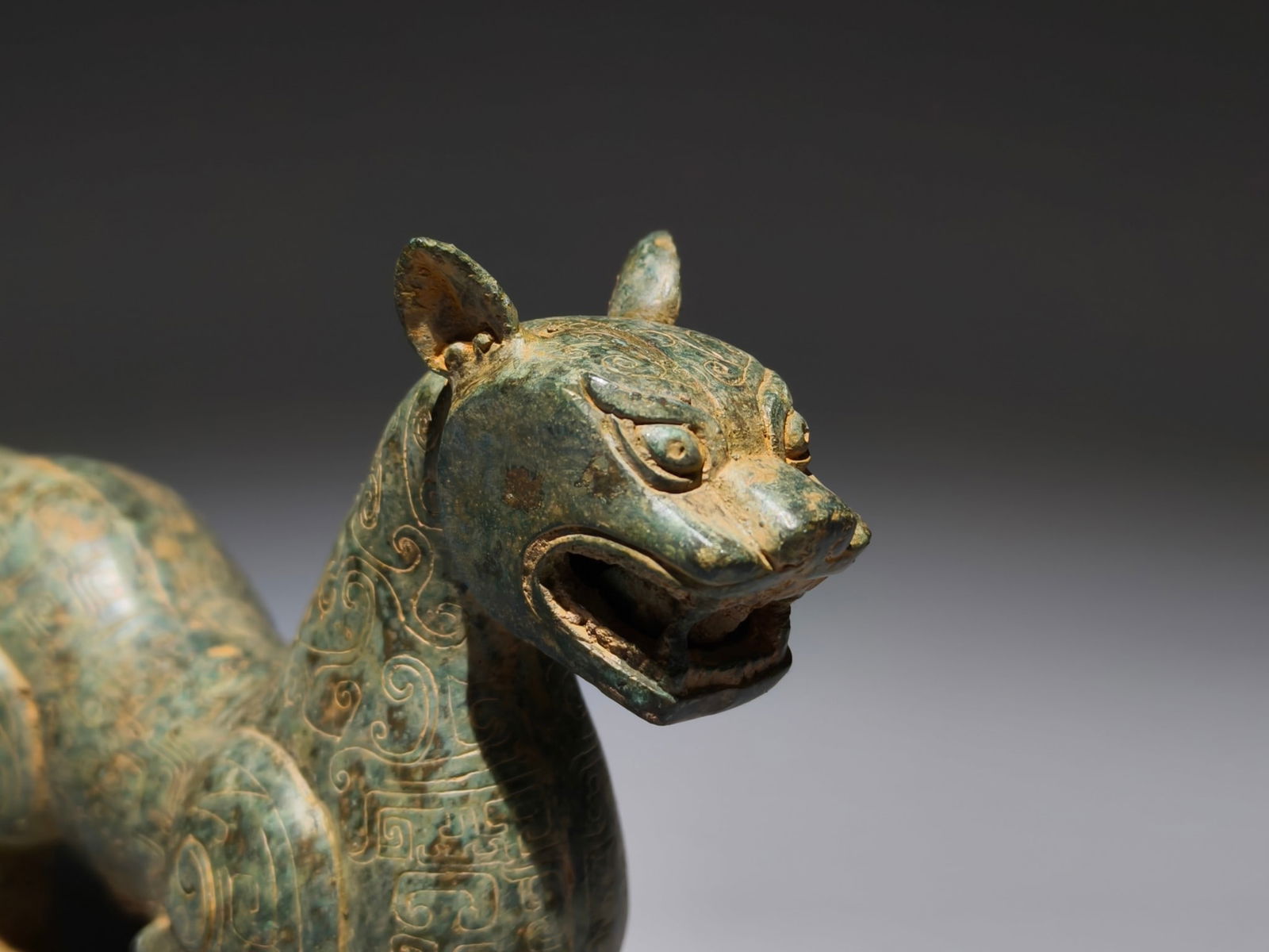 An Archaic Bronze Cloud Pattern Auspicious Beast Ornament - 4