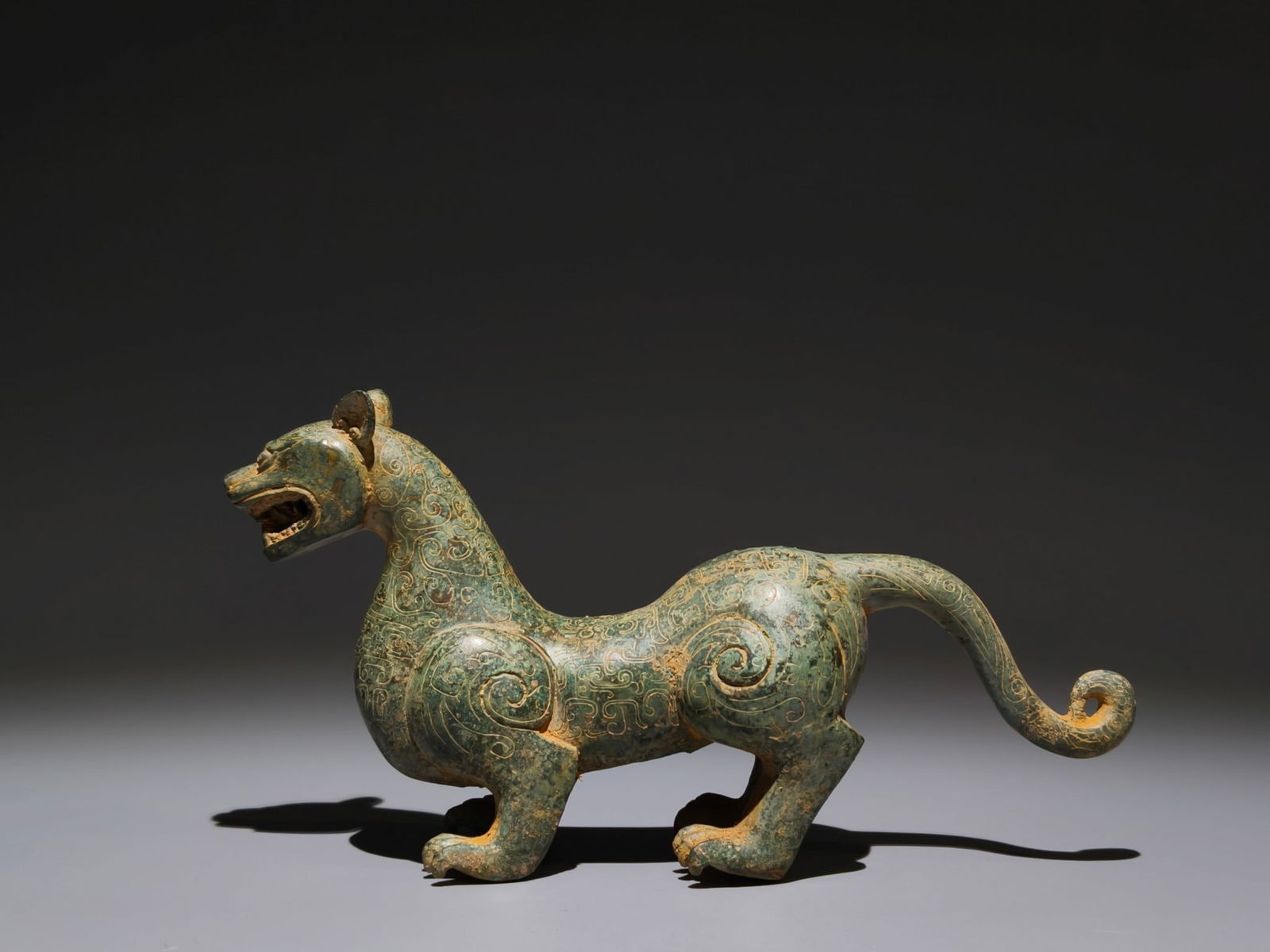 An Archaic Bronze Cloud Pattern Auspicious Beast Ornament - 5