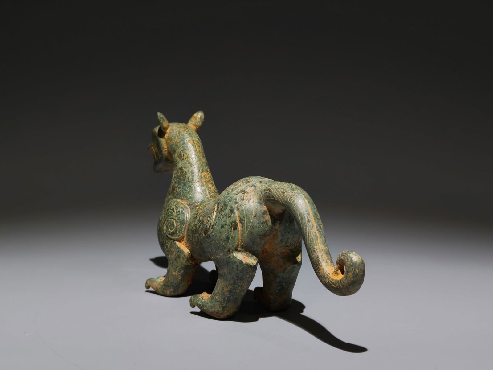 An Archaic Bronze Cloud Pattern Auspicious Beast Ornament - 7