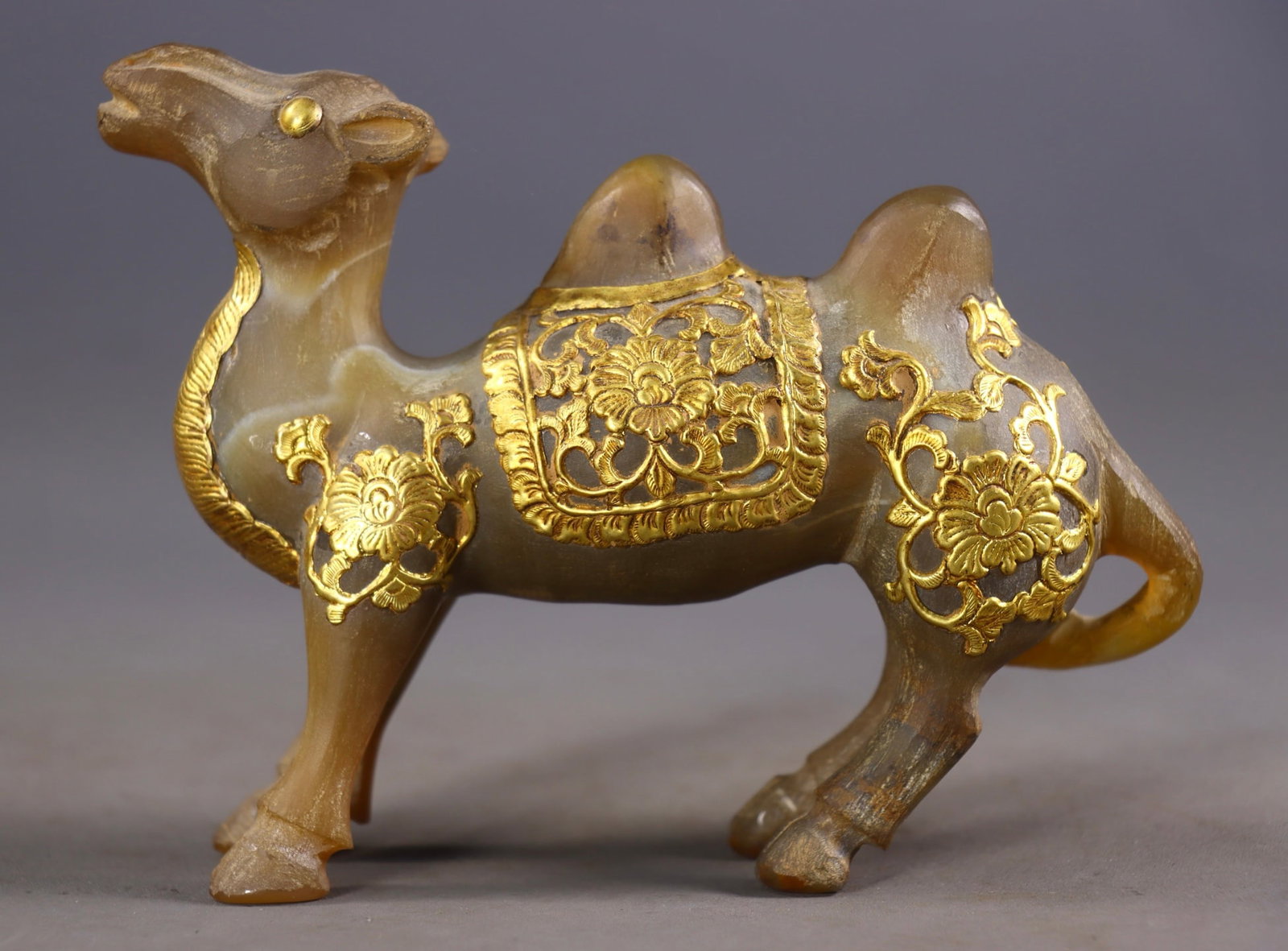 An Exquisite Agate Cover with Gold Flower Pattern Camel Ornament: An Exquisite Agate Cover with Gold Flower Pattern Camel Ornament,Qing Dynasty, China,Size:4.3inx5.5inx1.6in,Weight:416g 玛瑙包金花卉纹骆驼摆