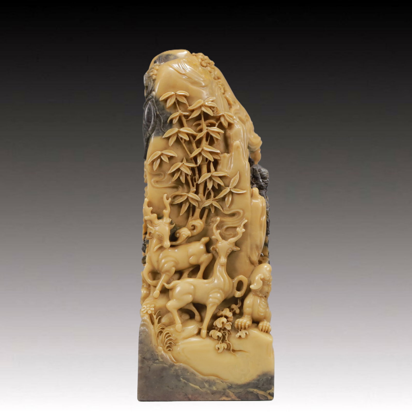 An Exquisite Shoushan Stone Carved Auspicious Beast Pattern Seal: An Exquisite Shoushan Stone Carved Auspicious Beast Pattern Seal,Qing Dynasty,China,Qianlong Mark,Size:2.8inx2.8inx7.7in,Weight:2050g 寿山石雕刻瑞兽纹&#