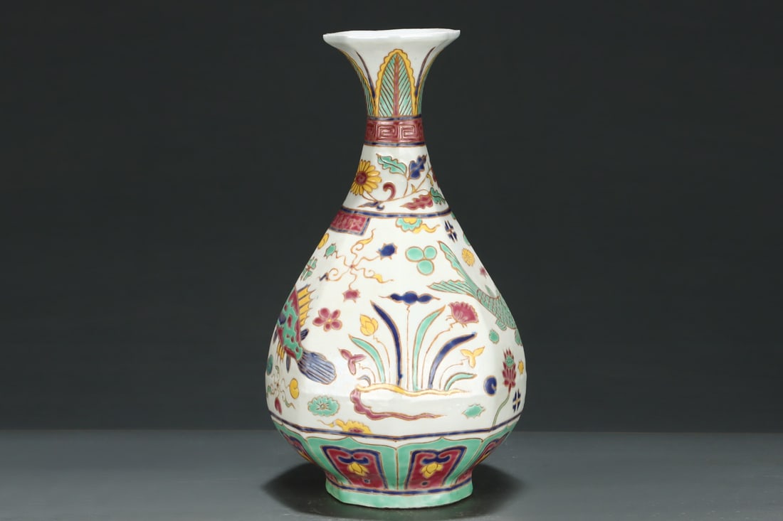A Rare Wucai Fish and Algae Pattern Vase - 3