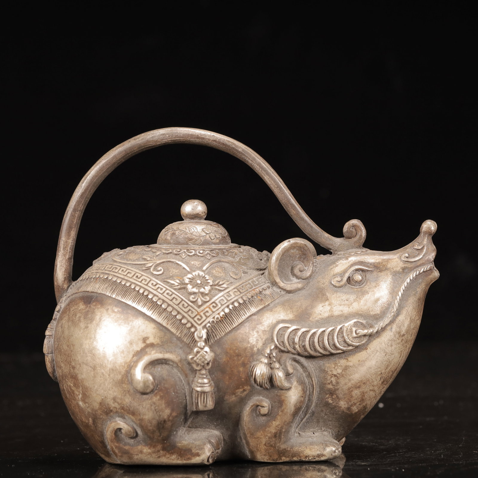 An Exquisite Silver Mouse-Shaped Censer: An Exquisite Silver Mouse-Shaped Censer,Ming Dynasty, China,Xuande Four-character Mark,Size:6.3inx3.1inx5.1in,Weight:650g 银老鼠形香炉,中国明É