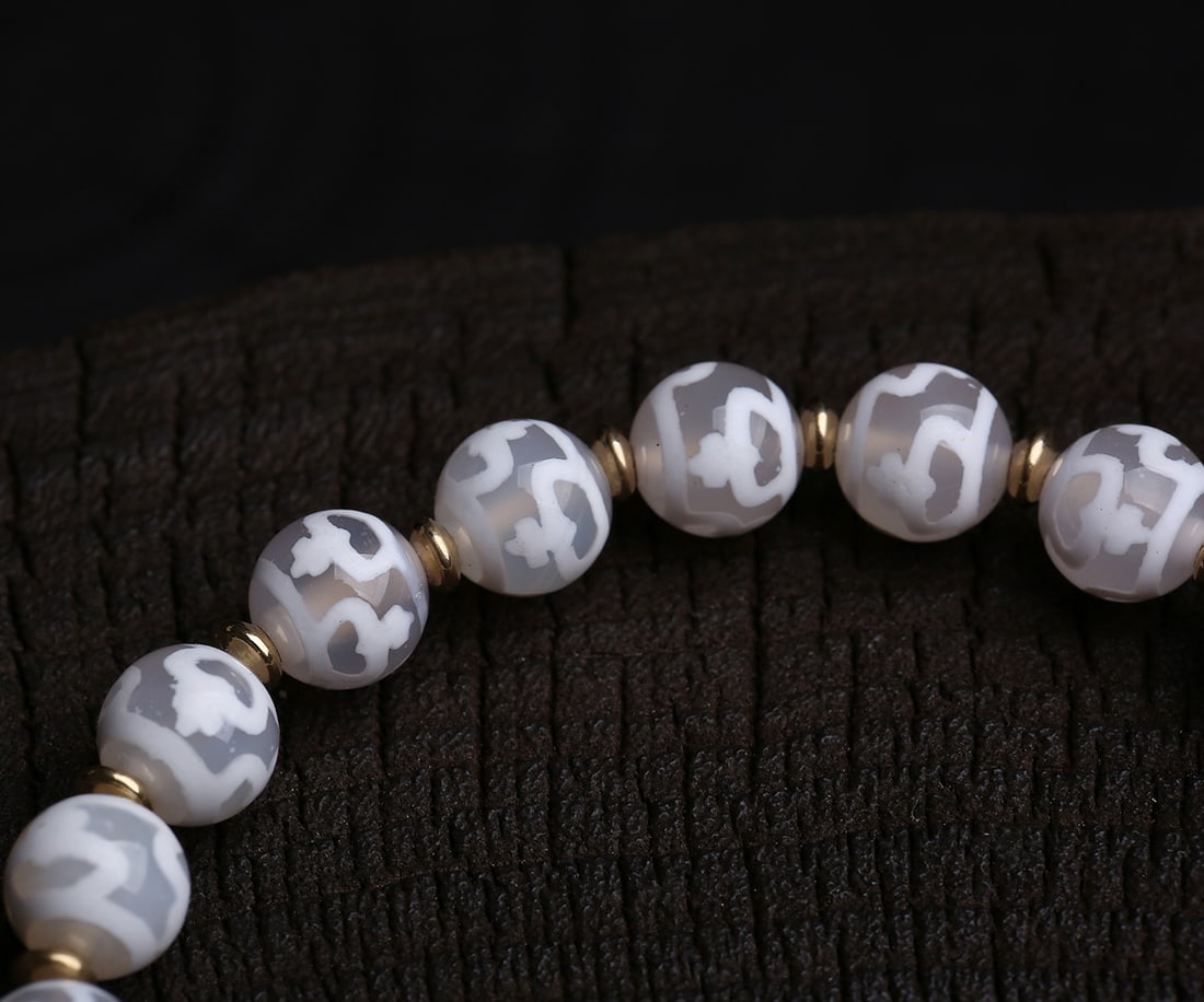 An Exquisite Dzi Bead Bracelets - 3