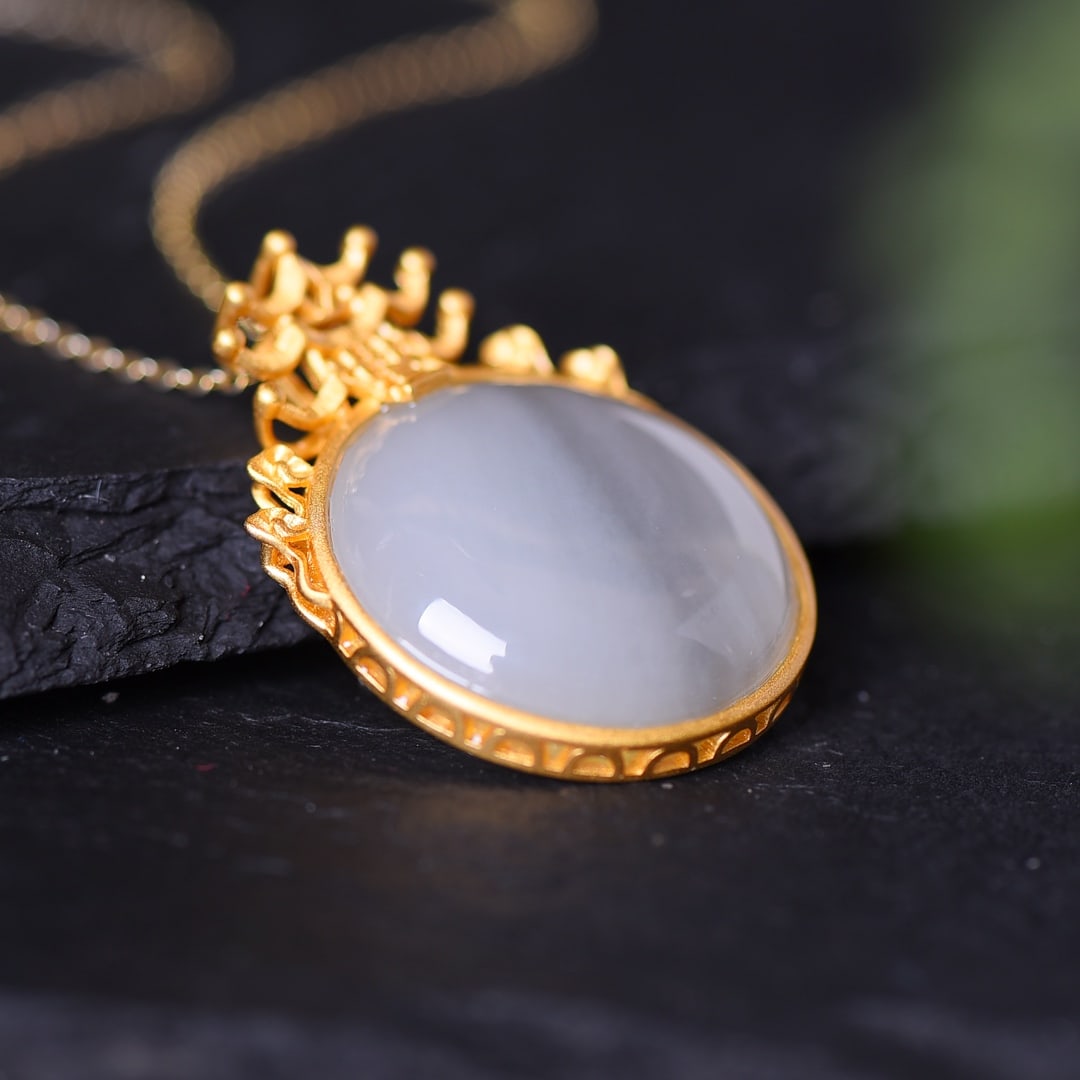An Exquisite Sterling Silver-Gold Plated Inlaid White Jade Pendant: An Exquisite Sterling Silver-Gold Plated Inlaid White Jade Pendant,Size:22mmx22mm 纯银镀金镶白玉吊坠