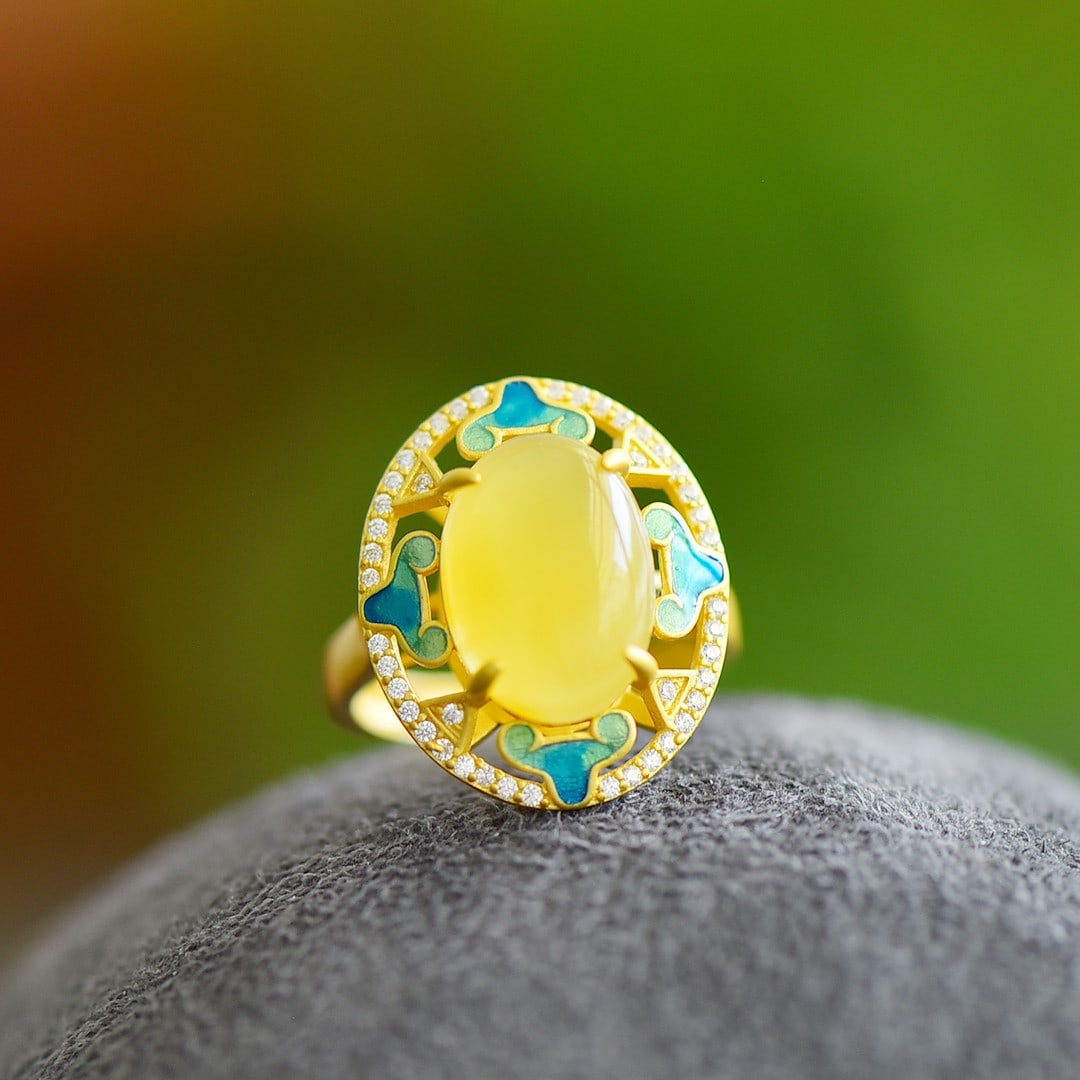 An Exquisite Sterling Silver-Gold Plated Inlaid Amber Enamel Ring,Inlaid Diamond: An Exquisite Sterling Silver-Gold Plated Inlaid Amber Enamel Ring,Inlaid Diamond,Size:10mmx24mm 寓意:好运连连,万事如意 