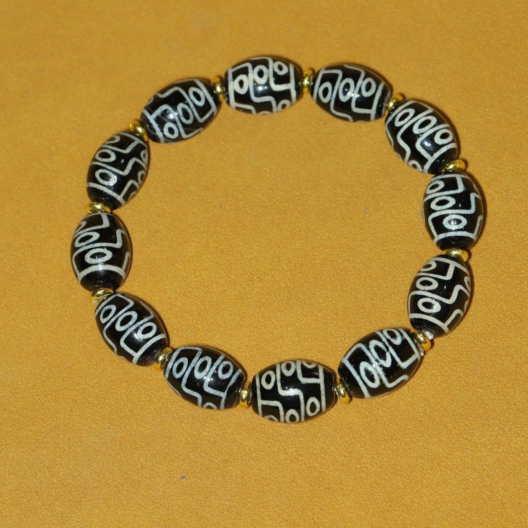 An Exquisite Nine Eyes Dzi Bead Bracelets: An Exquisite Nine Eyes Dzi Bead Bracelets，Size：15mmx12mm，Weight：42g 九眼天珠手链