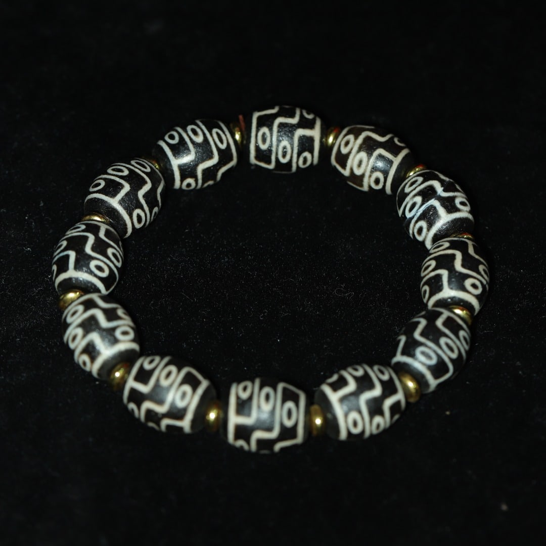 An Exquisite Nine Eyes Dzi Bead Bracelets: An Exquisite Nine Eyes Dzi Bead Bracelets，Size：15mmx12mm，Weight：52g 九眼天珠手链