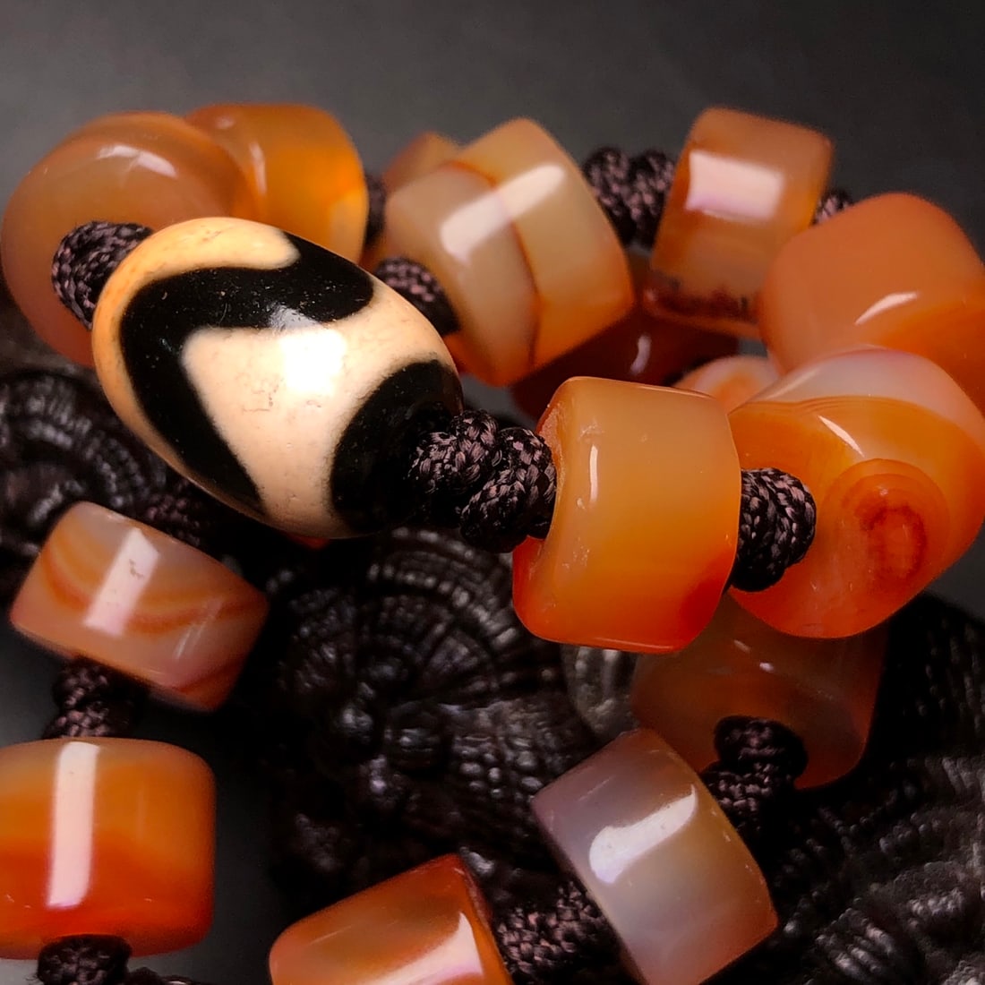 An Exquisite Agate Necklace - 9