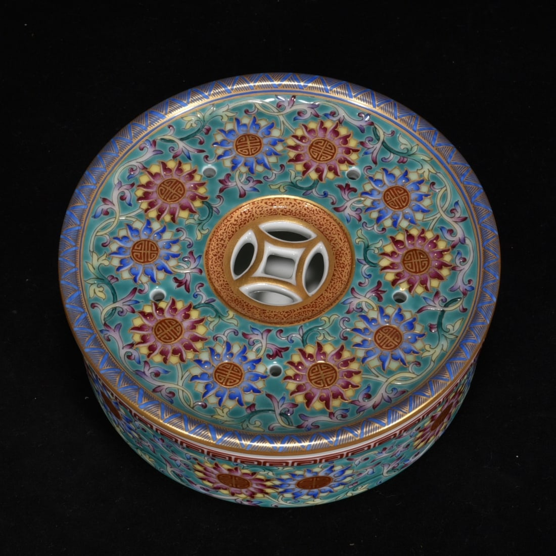 An Exquisite Enamel Painted Gold Lotus Pattern Box: An Exquisite Enamel Painted Gold Lotus Pattern Box,Qing Dynasty,China,Qianlong Four-character Mark,Size:2inx5.1in 珐琅彩描金缠枝莲纹盒,È