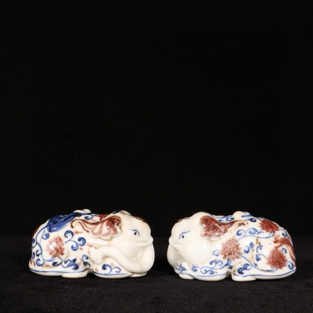 A Pair of Exquisite Blue and White Underglaze-Red Elephant Ornaments: A Pair of Exquisite Blue and White Underglaze-Red Elephant Ornaments,Ming Dynasty,China,Size:2inx3.5ins 