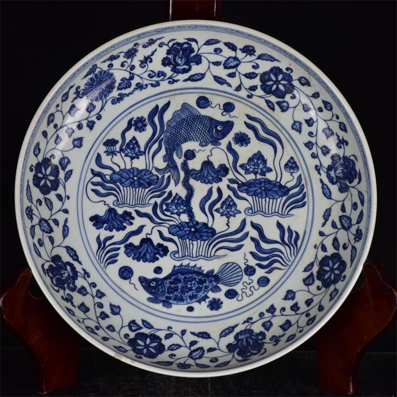 An Exquisite Blue and White Hornwort Pattern Plate: An Exquisite Blue and White Hornwort Pattern Plate,Ming Dynasty,China,Xuande Six-Character Mark,Size:2.8inx16.1in 