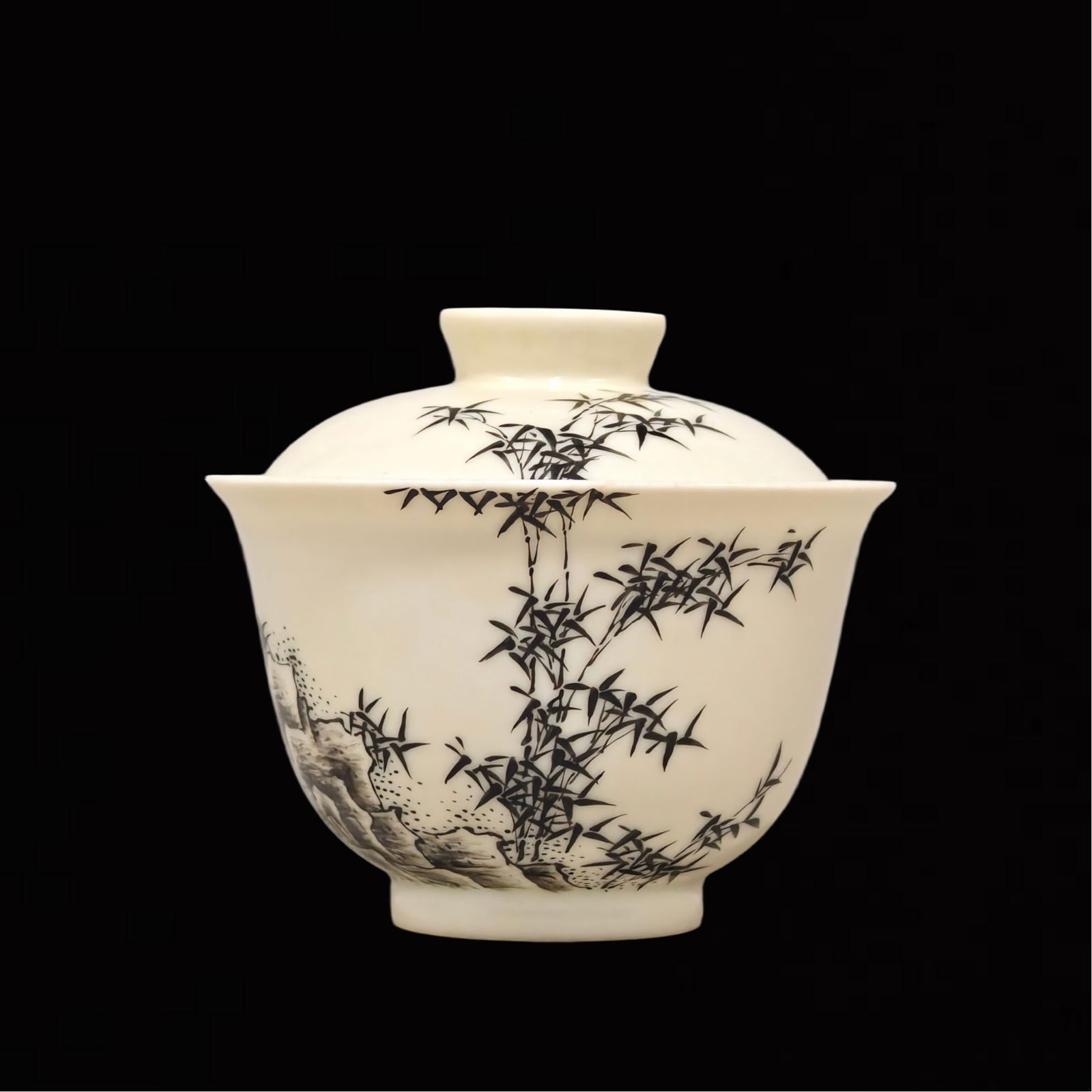 An Exquisite Ink Color Bamboo Pattern Bowl with Cover,with poem: An Exquisite Ink Color Bamboo Pattern Bowl with Cover,with poem,Qing Dynasty,China,Qianlong Four-character Mark,Size:3.1inx3.3in 