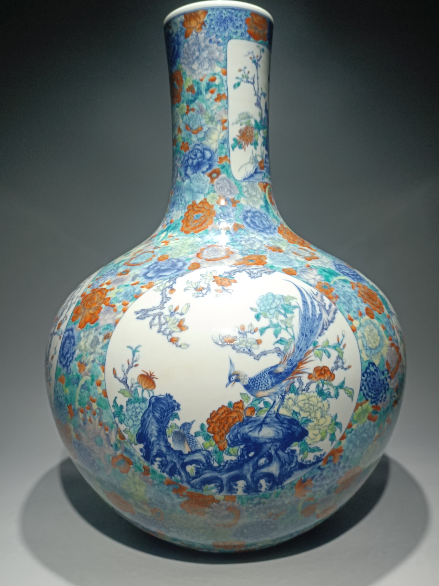 An Exquisite Doucai Flower and Bird Pattern Vase (1 of 9)