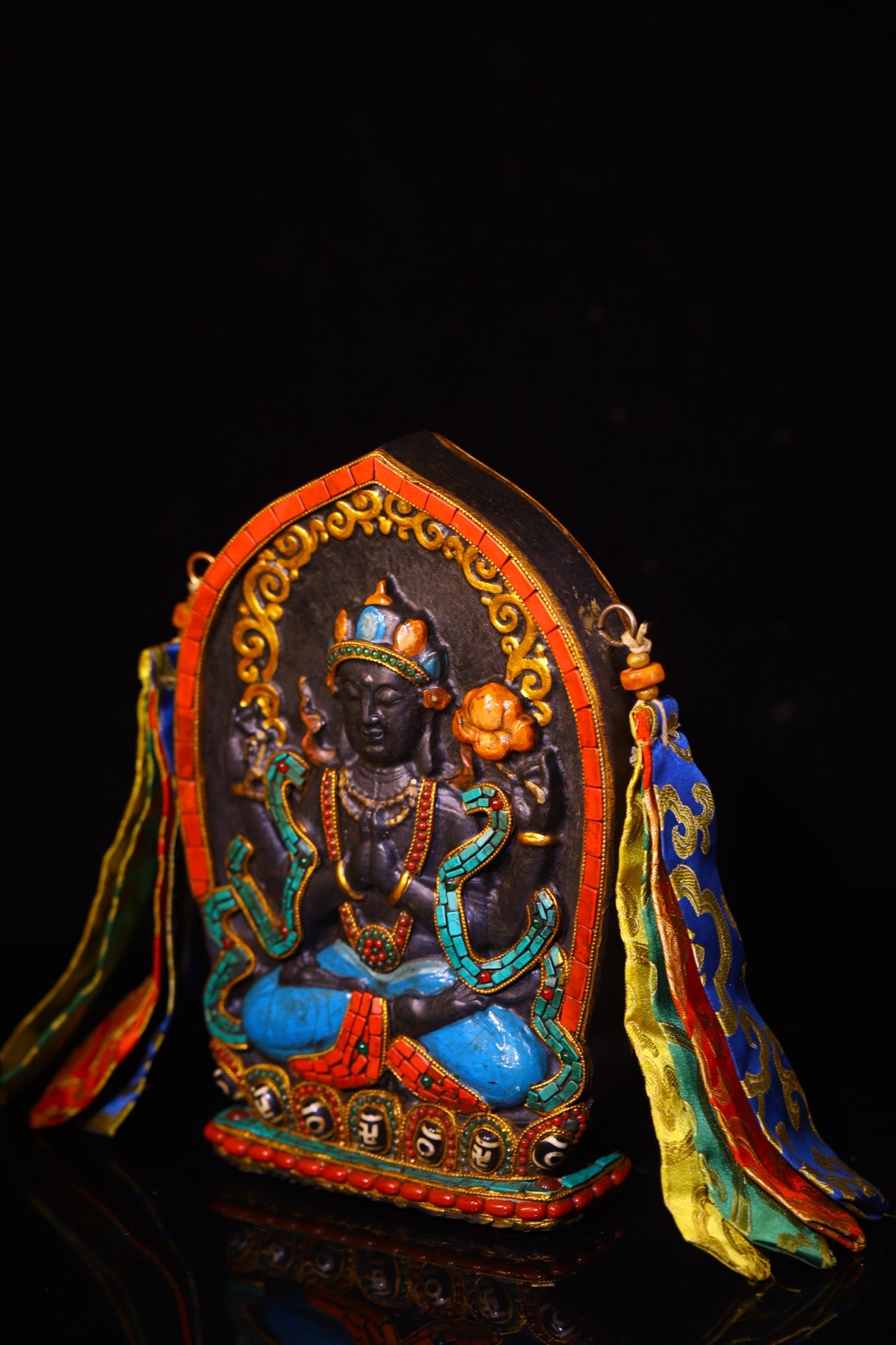 A Rare Meteorite Inlaid Dzi Bead and Turquoise Statue of Four-Armed Avalokitesvara: A Rare Meteorite Inlaid Dzi Bead and Turquoise Statue of Four-Armed Avalokitesvara,Size:9.6inx6.7in,Weight:3600g 