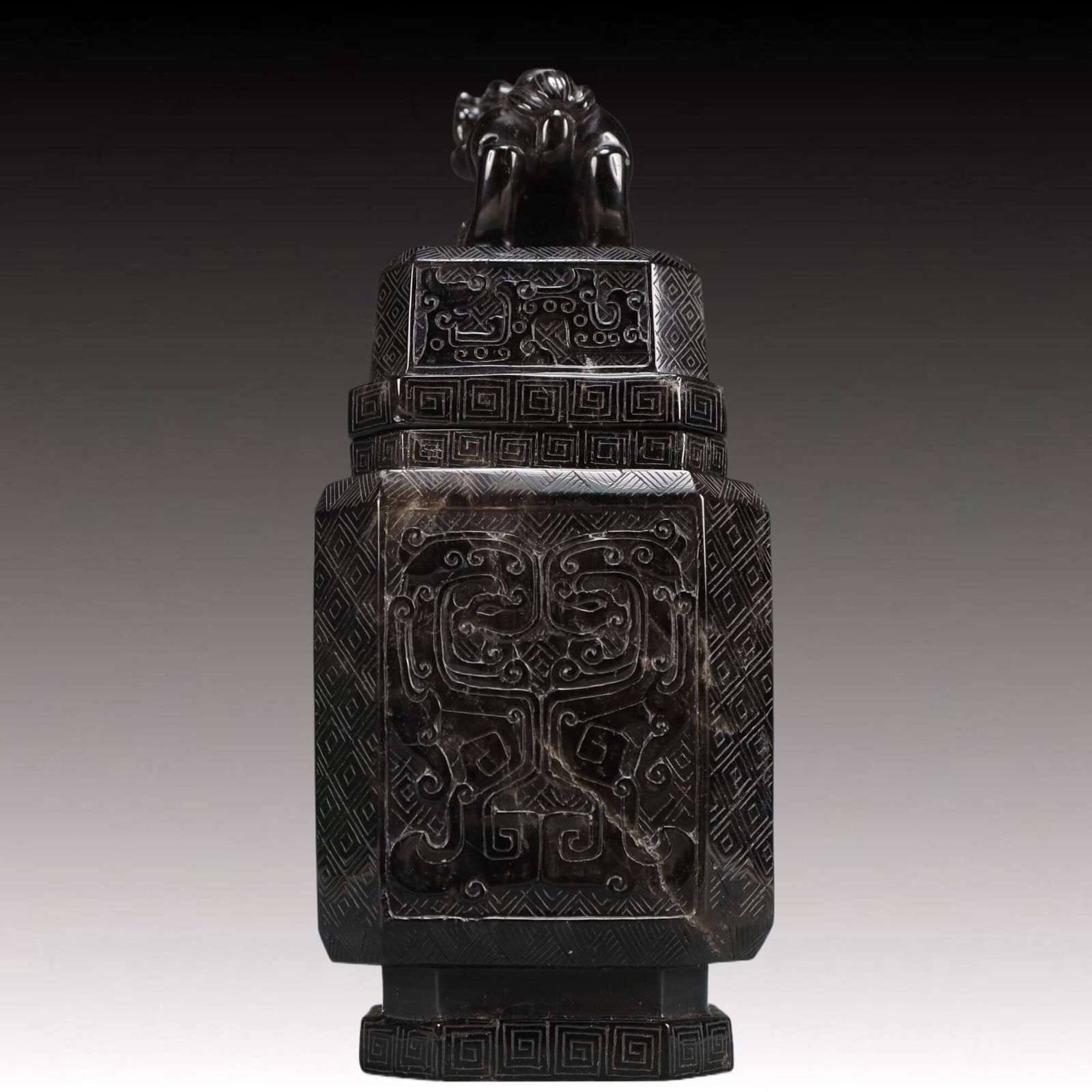 An Exquisite Crystal Beast-Face Pattern Vase - 2