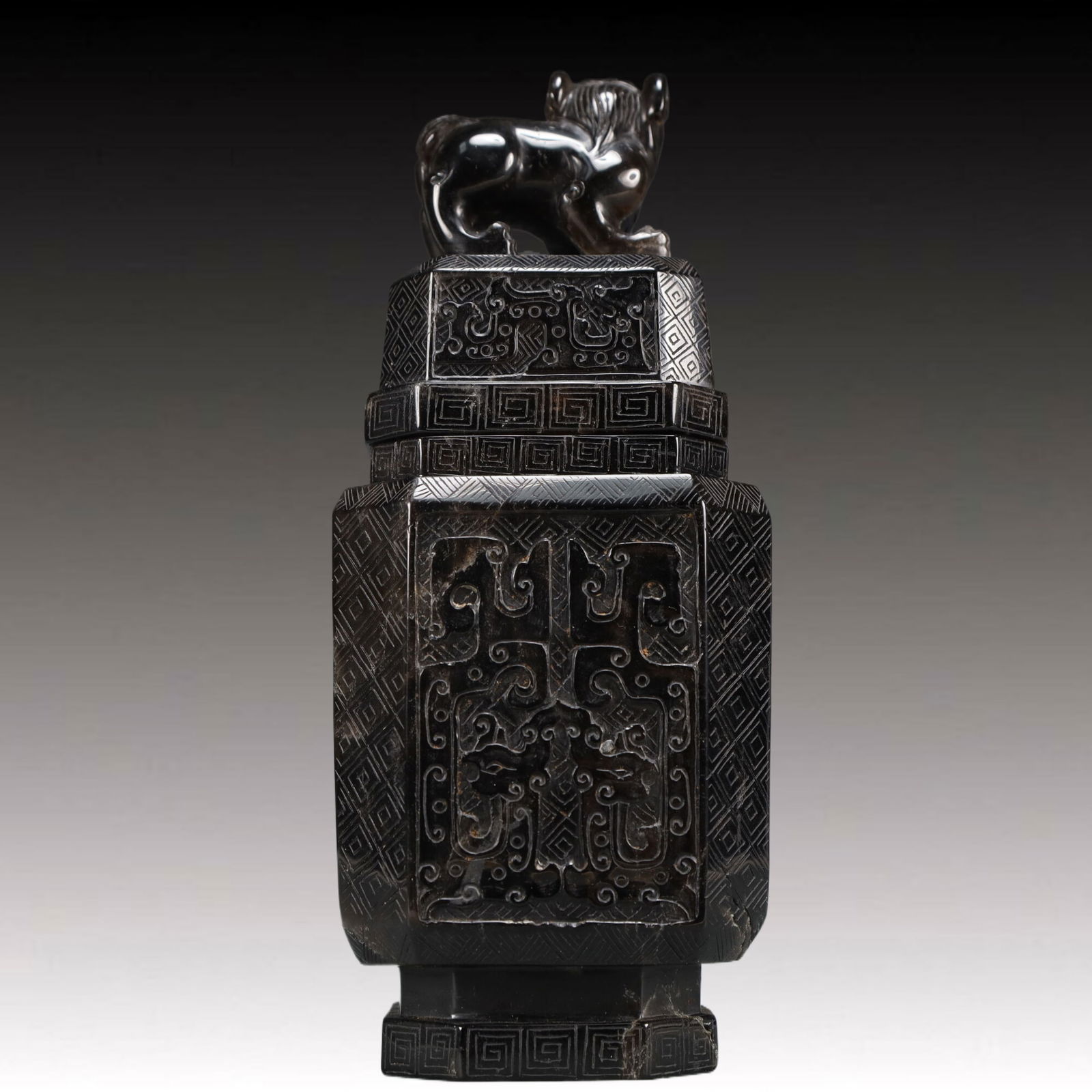 An Exquisite Crystal Beast-Face Pattern Vase - 3