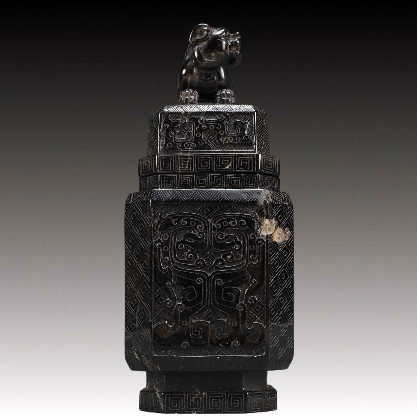 An Exquisite Crystal Beast-Face Pattern Vase - 4