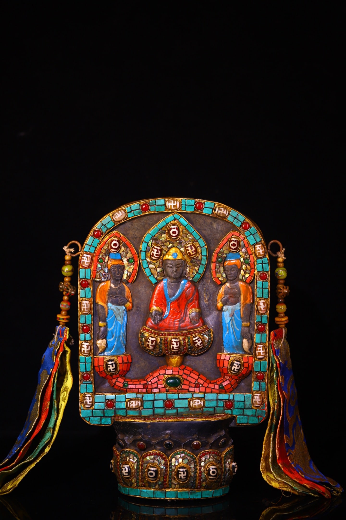 A Rare Meteorite Inlaid Dzi Bead and Turquoise Buddha Statue: A Rare Meteorite Inlaid Dzi Bead and Turquoise Buddha Statue,Size:11.8inx8.7in,Weight:4000g 陨石嵌天珠和绿松石佛像