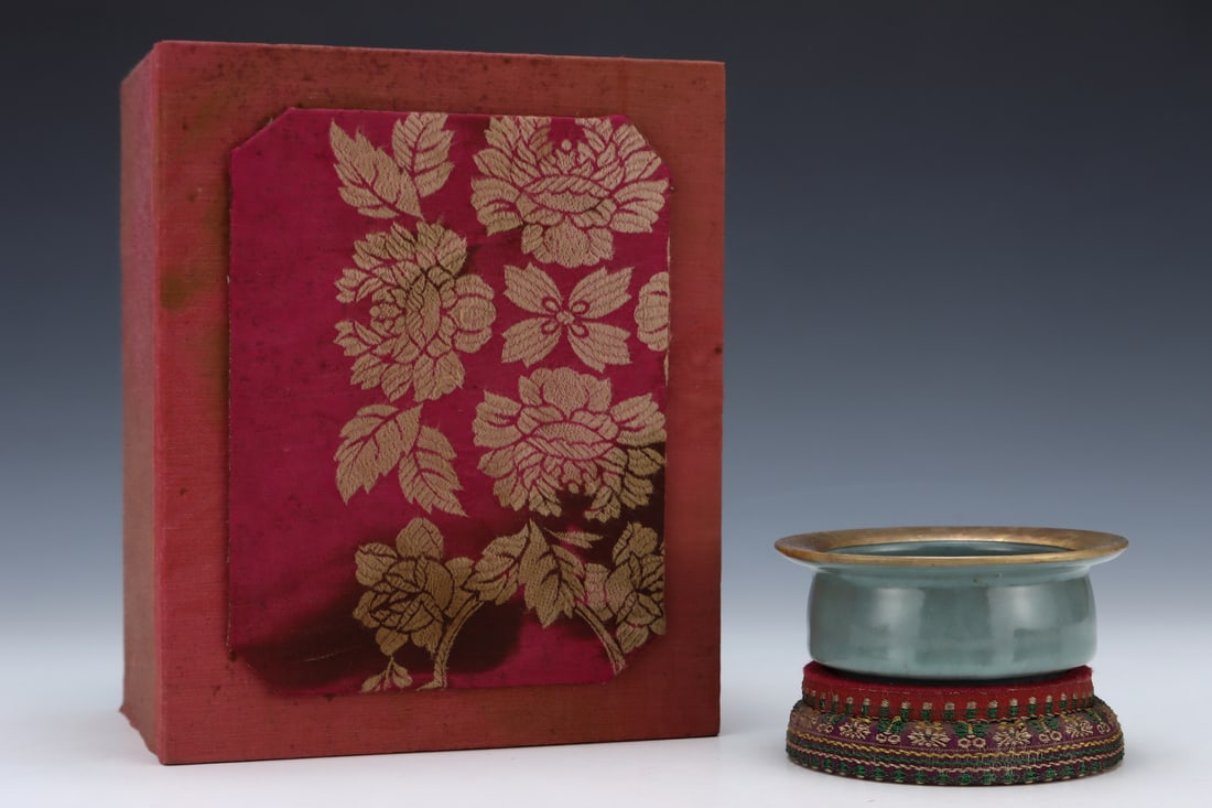 An Exquisite Guan yao Celadon Glazed Brush Washer,with an Imperial Poem by Emperor Qianlong: An Exquisite Guan yao Celadon Glazed Brush Washer,with an Imperial Poem by Emperor Qianlong,Song Dynasty,China,Size:1.8inx4.3in 官窑粉青釉笔洗,带乾