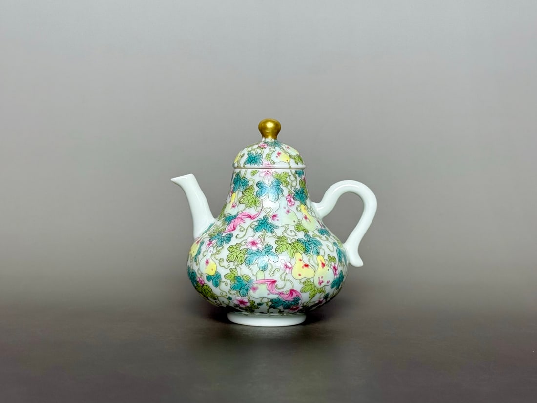 An Exquisite Famille-Rose Painted Gold Bats and Gourd Pattern Pot: An Exquisite Famille-Rose Painted Gold Bats and Gourd Pattern Pot,Qing Dynasty,China,Qianlong Six-character Mark,Size:3inx3.9in 粉彩描金蝙蝠葫芦纹