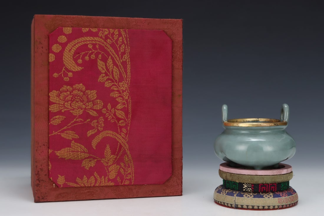 An Exquisite Guan yao Cover with Gold Double-Ears and Tripod Censer: An Exquisite Guan yao Cover with Gold Double-Ears and Tripod Censer,Song Dynasty,China,with Mark,Size:3.1inx3.8in 官窑包金双耳三足香炉,È