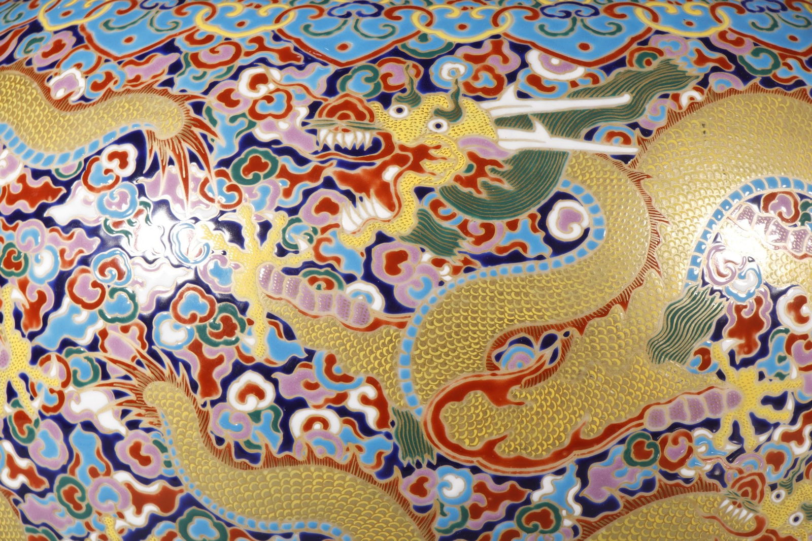 An Exquisite Enamel Auspicious Cloud and Dragon Pattern Jar - 2