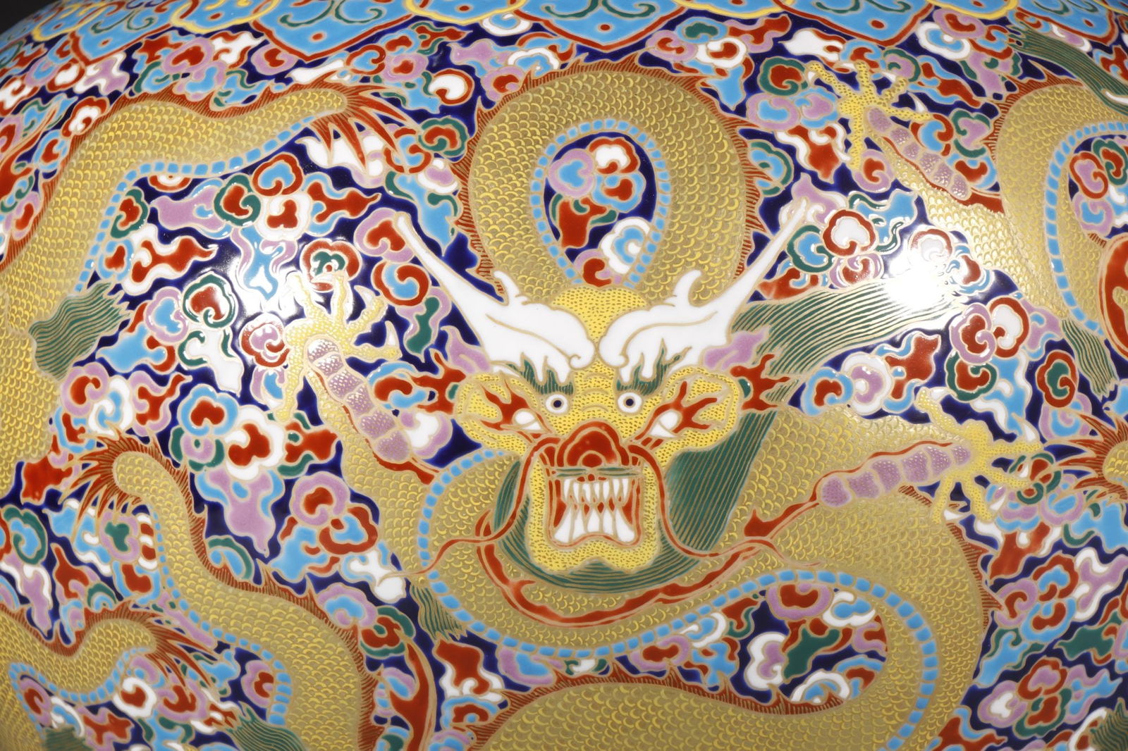 An Exquisite Enamel Auspicious Cloud and Dragon Pattern Jar - 5