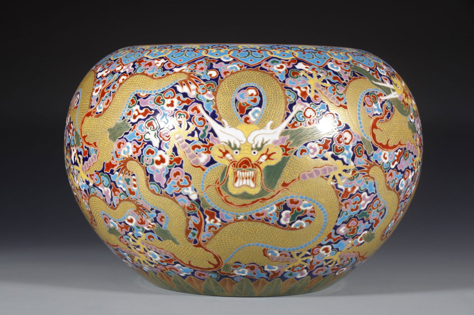 An Exquisite Enamel Auspicious Cloud and Dragon Pattern Jar - 6