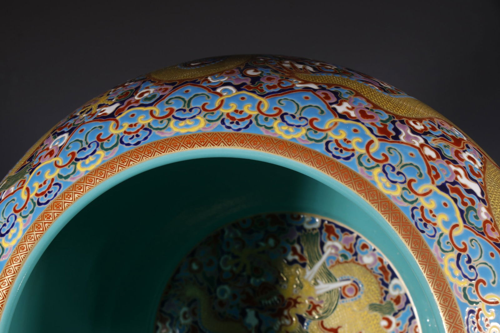 An Exquisite Enamel Auspicious Cloud and Dragon Pattern Jar - 7