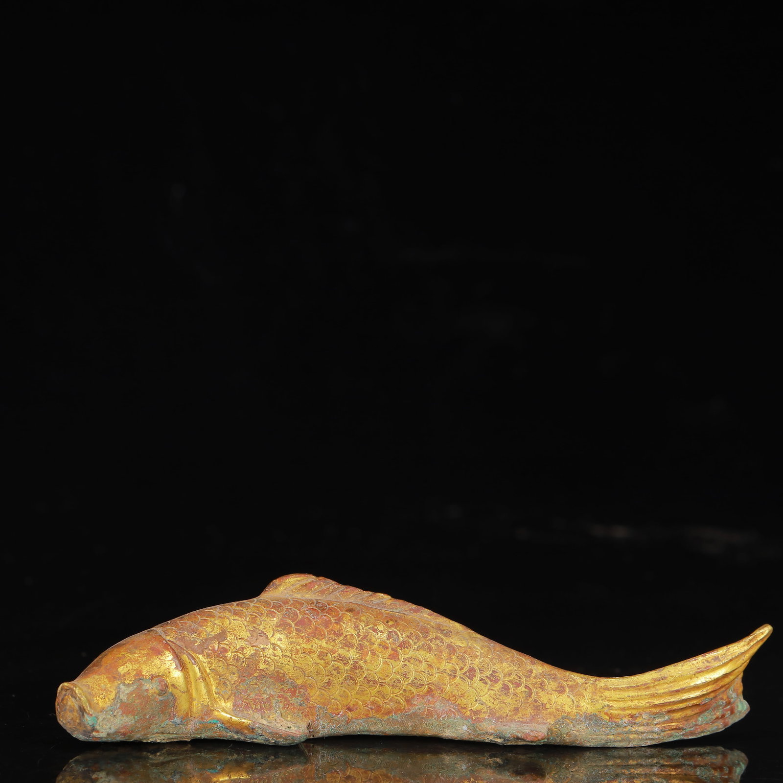 An Exquisite Gilt Bronze Fish Ornament: An Exquisite Gilt Bronze Fish Ornament,Qing Dynasty,China,Size:5.9inx1.4inx1.4in,Weight:335g 铜鎏金鱼摆件,中国清代