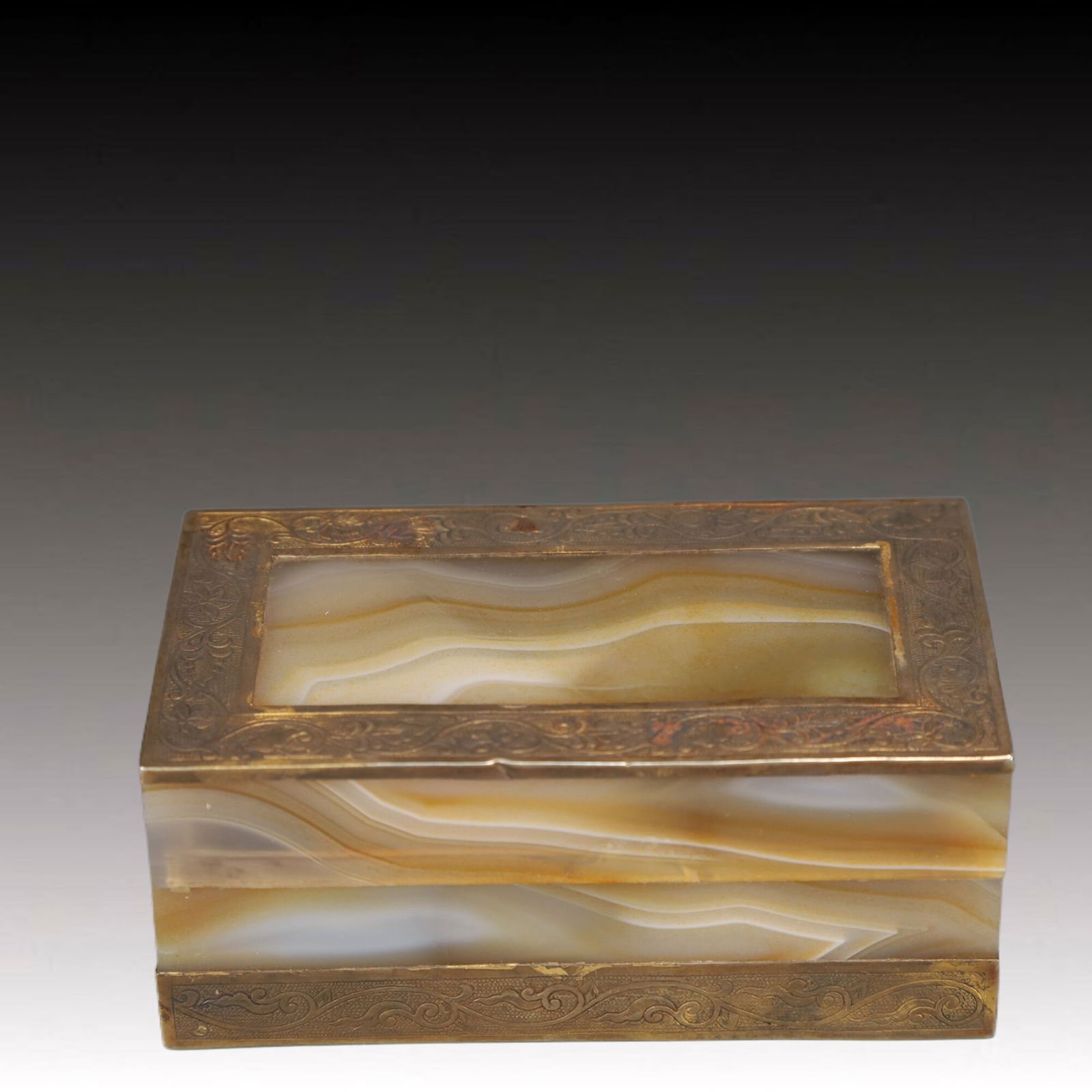 An Exquisite Agate Cover with Gold Cover Box: An Exquisite Agate Cover with Gold Cover Box,Qing Dynasty, China,Size:2.4inx4.1inx1.8in,Weight:250g 玛瑙包金盖盒，中国清代