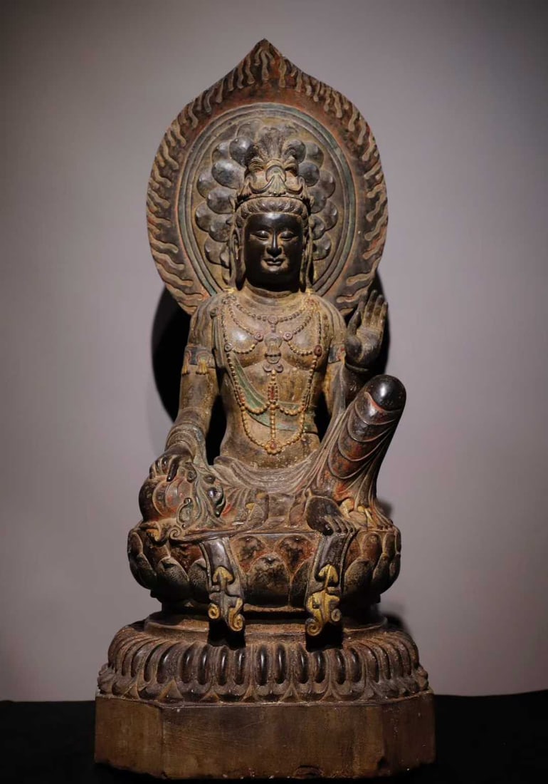 A Solemn Limestone Painted Color Statue of Avalokitesvara: A Solemn Limestone Painted Color Statue of Avalokitesvara,Tang Dynasty,China,Size:35.4inx15.7inx13.8in 青石彩绘观音像,中国唐代